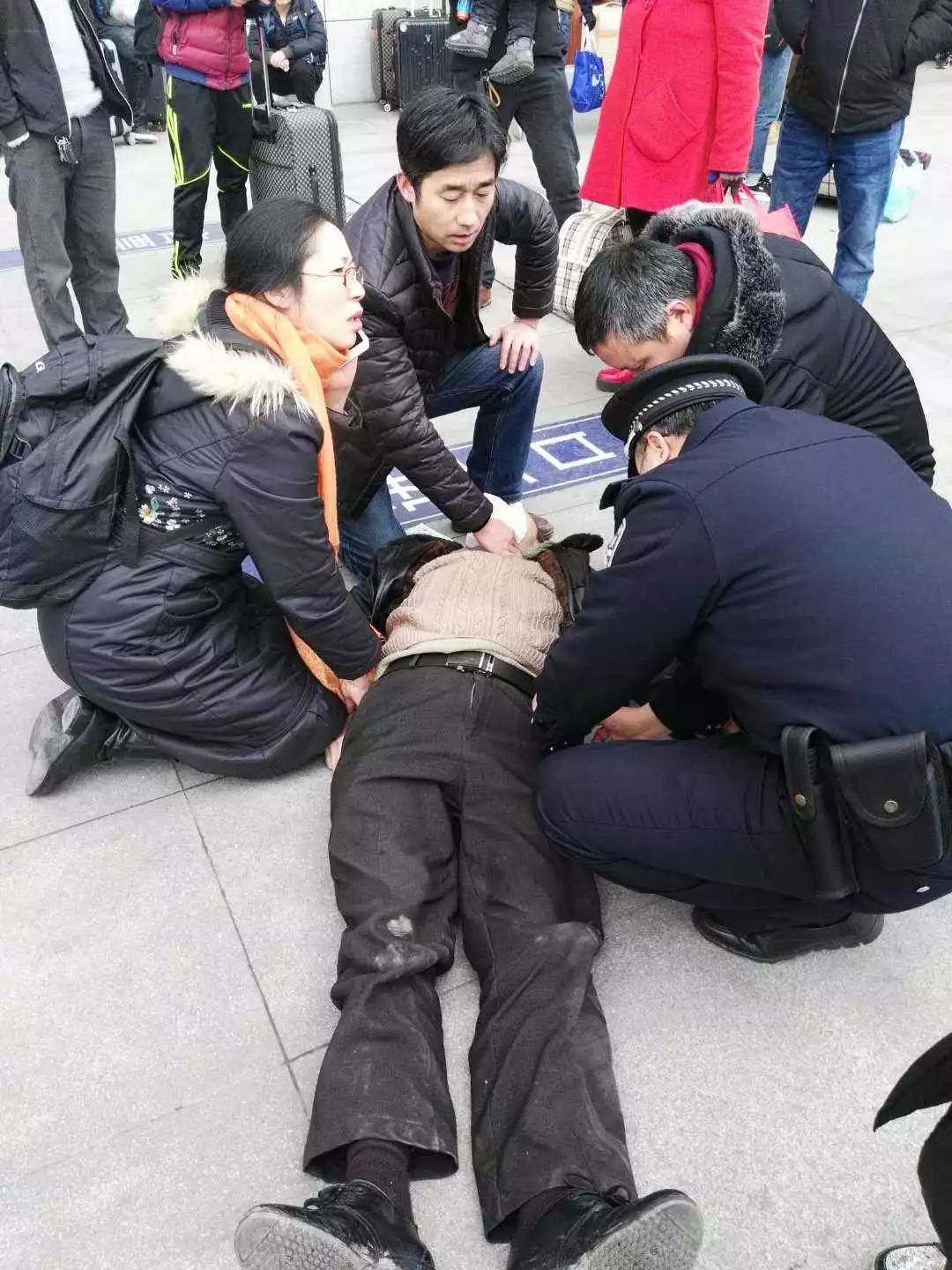 申花球迷医生跪地救人患者已脱离生命危险的简单介绍