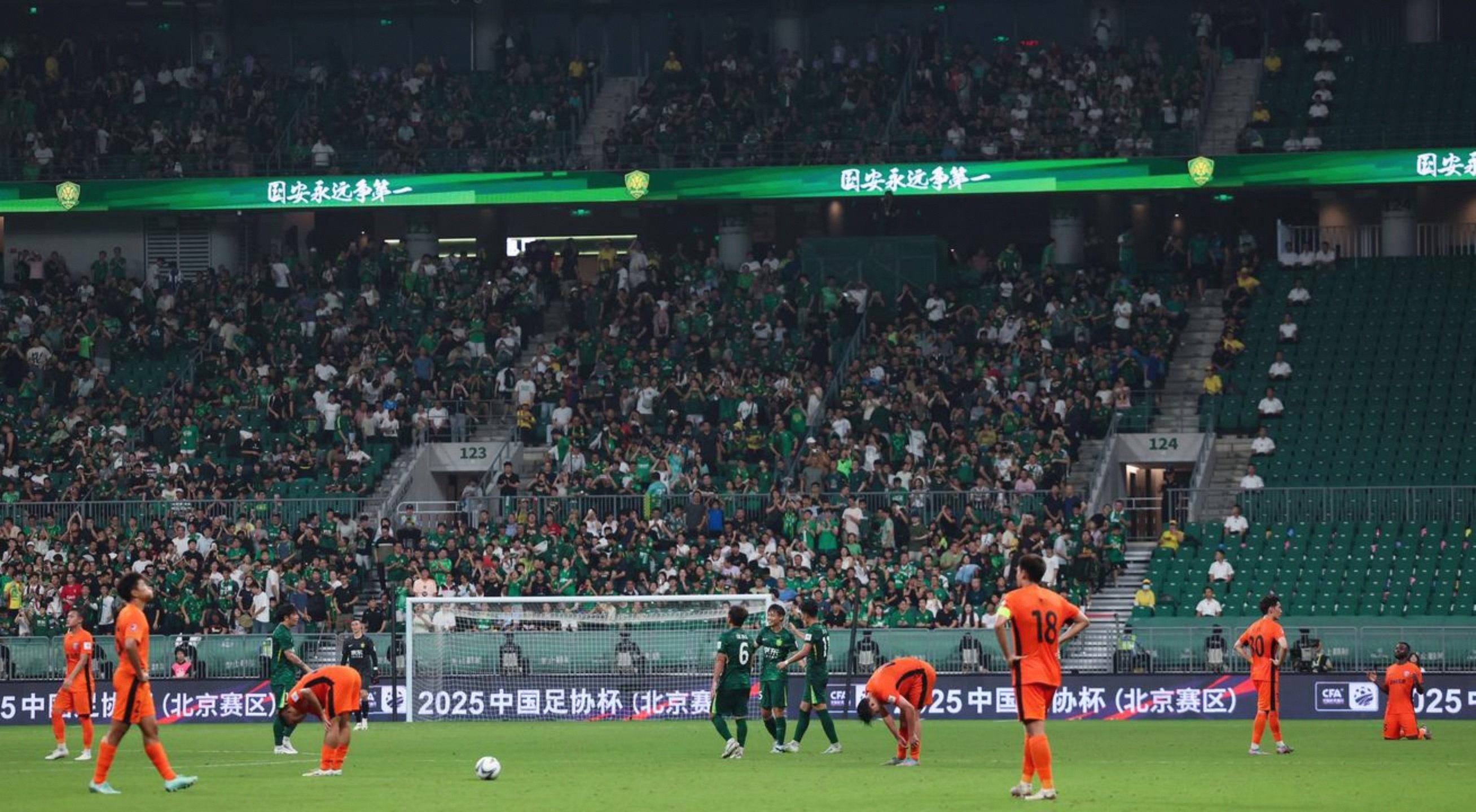 足协杯北京国安6-4淘汰青岛西海岸晋级足协杯四强的简单介绍 第2张 足协杯北京国安6-4淘汰青岛西海岸晋级足协杯四强的简单介绍 第2张