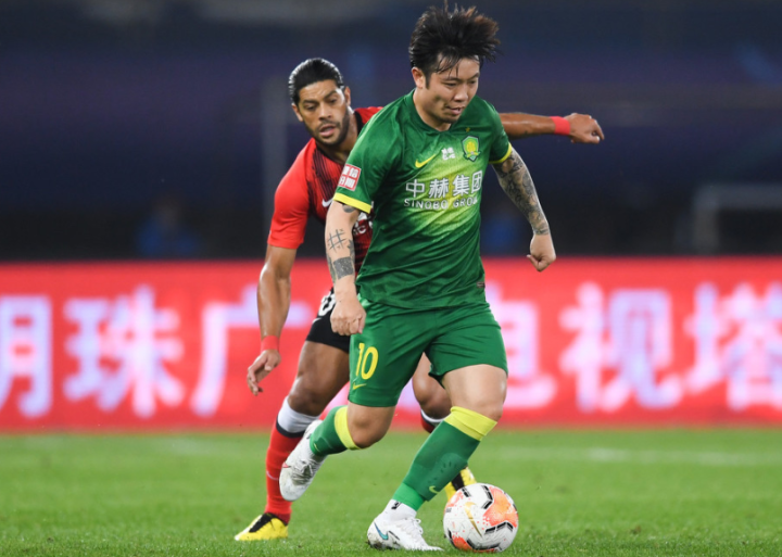 张稀哲在国安商店当收银员为顾客结账的简单介绍 第1张 张稀哲在国安商店当收银员为顾客结账的简单介绍 第1张