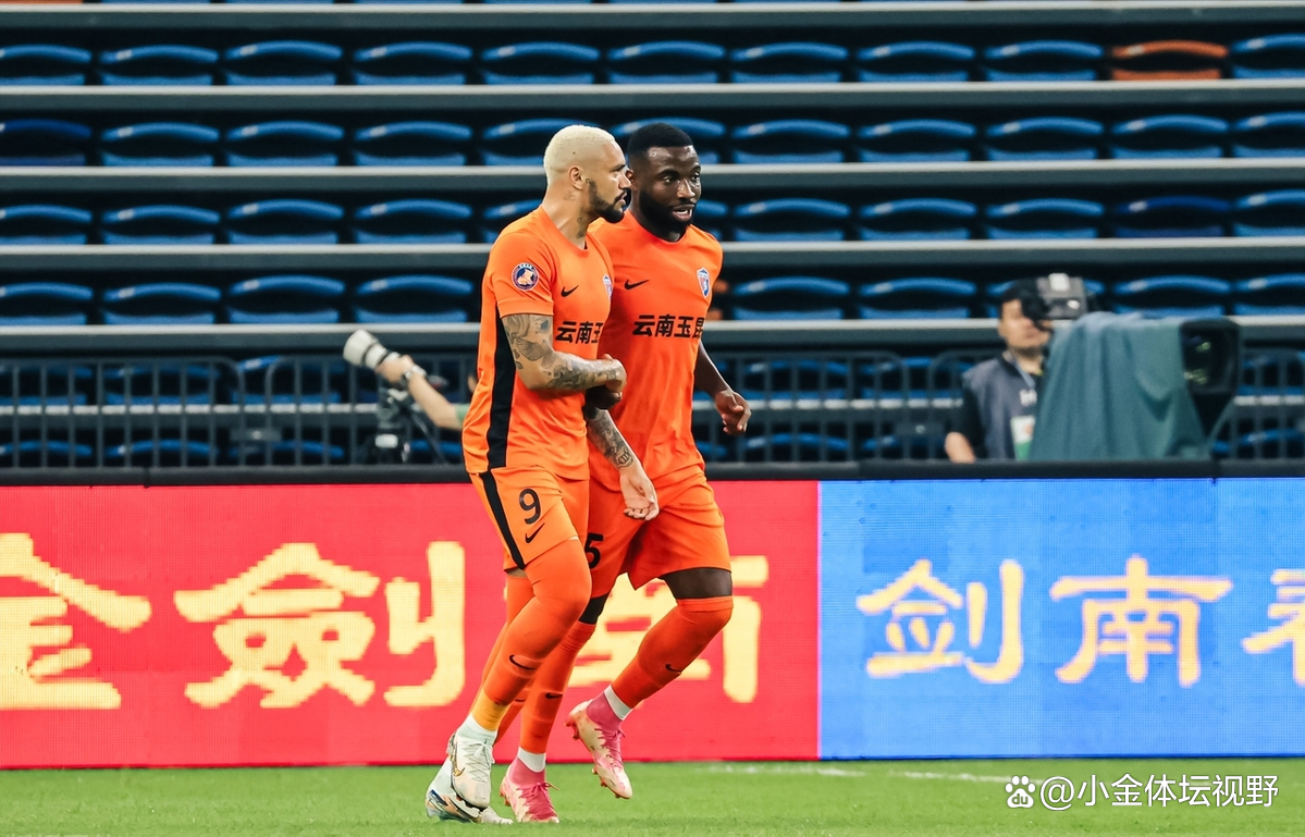 中超云南玉昆1-1长春亚泰张华晨任意球破门奥斯卡点射绝平的简单介绍  第1张