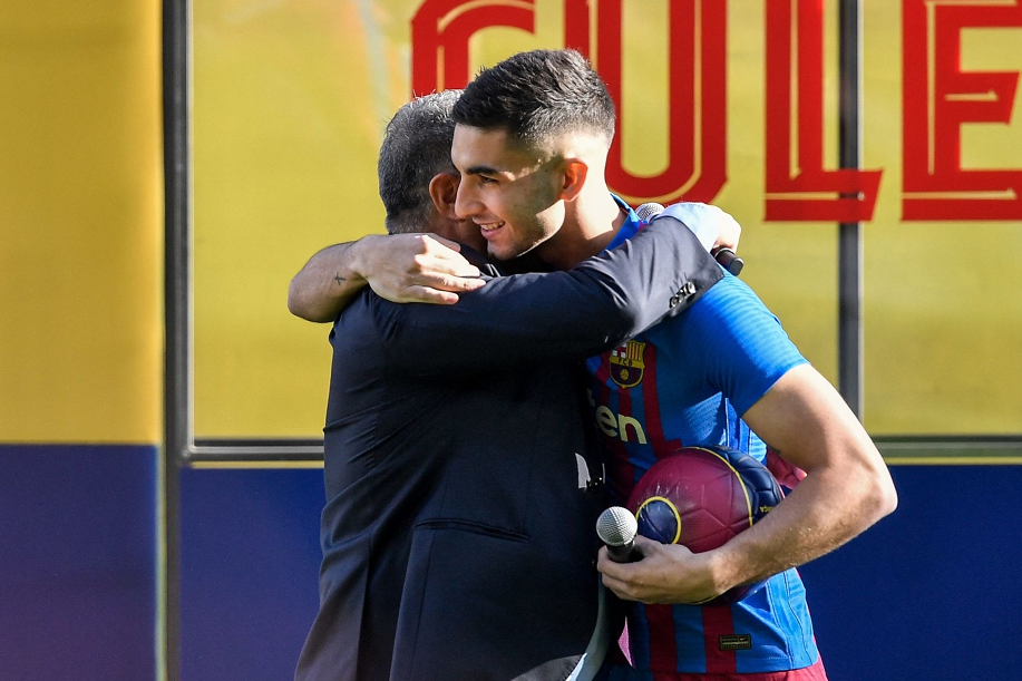 巴萨在转会市场上寻找中锋目标对象包括凯恩吉拉西等的简单介绍