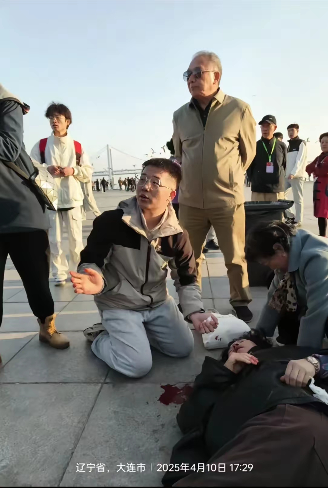 关于申花球迷医生跪地救人患者已脱离生命危险的信息  第1张