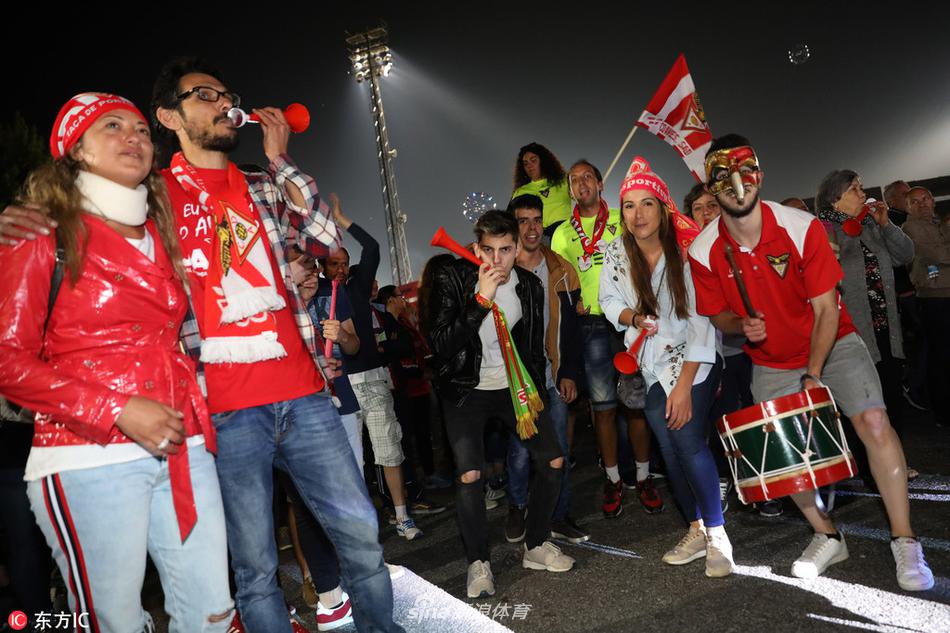 包含葡萄牙球员在大巴上唱歌庆祝夺冠与球迷互动的词条